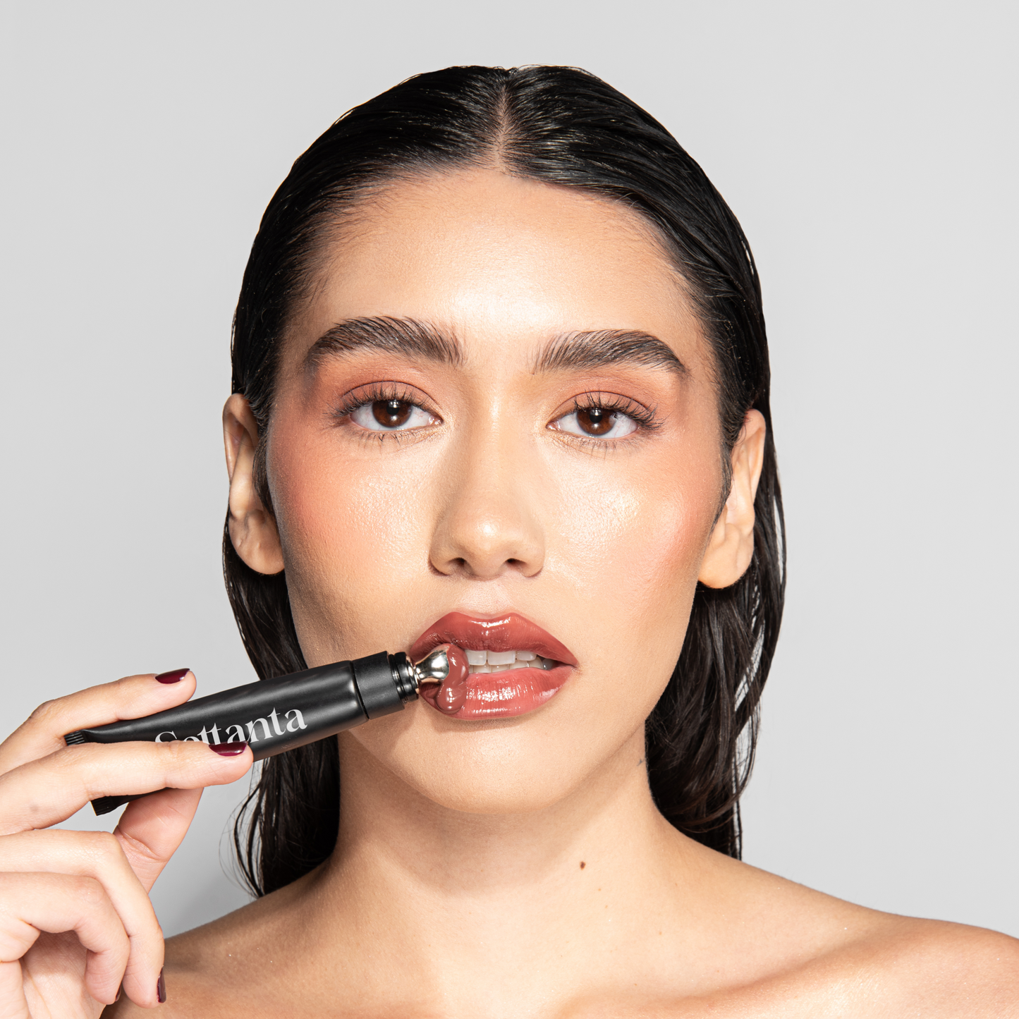 Lip Butter #8  | Tratamiento para labios voluminosos, acabado espejo.